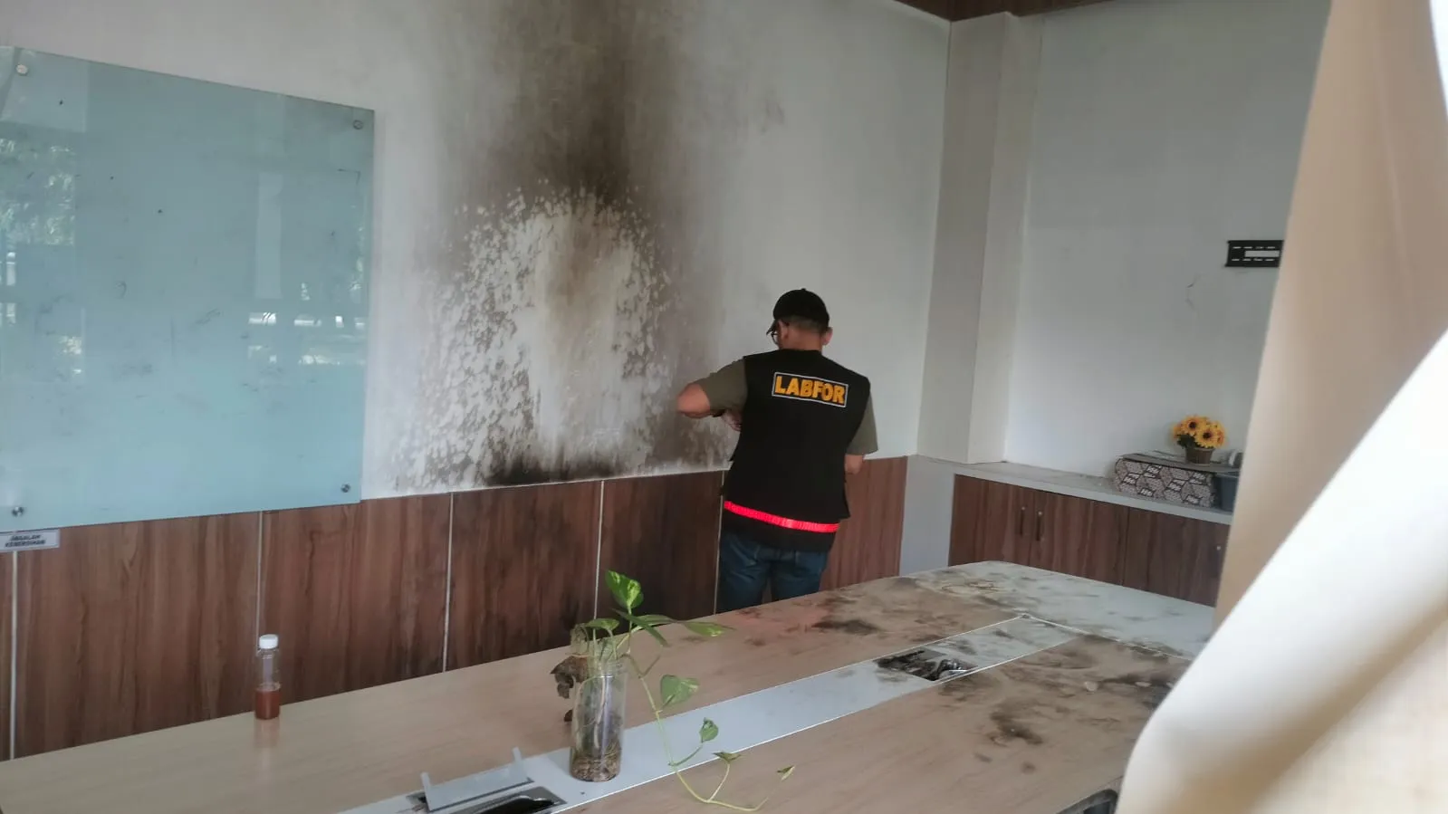 Tim Lab Forensik Temukan Botol Beraroma Hidrokarbon di Lokasi Kebakaran USK