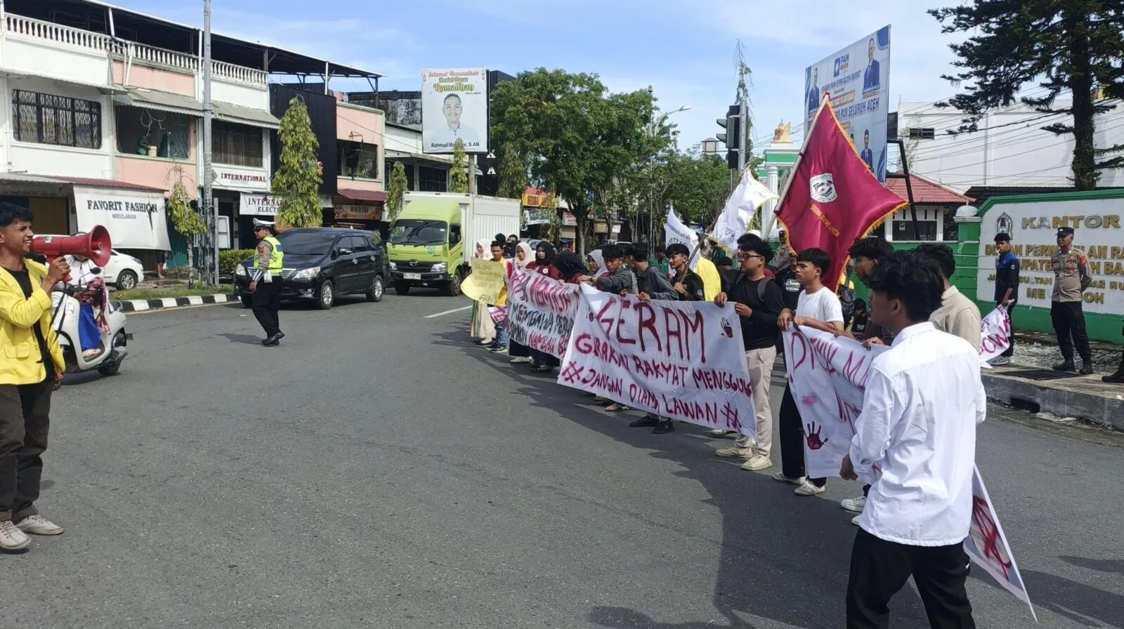 Unjuk Rasa di Pusat Kota Melaboh, Massa Ikut Tolakan Militerisme di Ranah Sipil