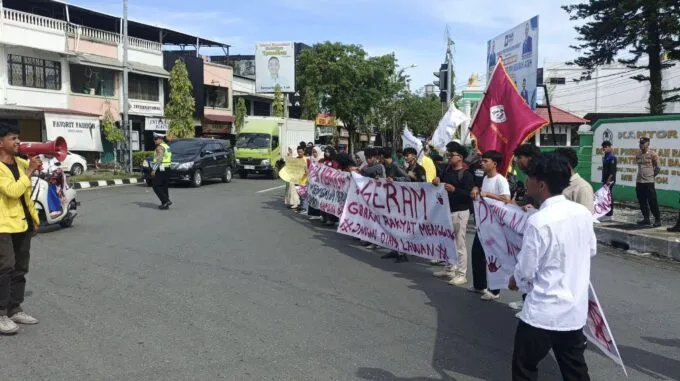 Unjuk Rasa di Pusat Kota Melaboh, Massa Ikut Tolakan Militerisme di Ranah Sipil