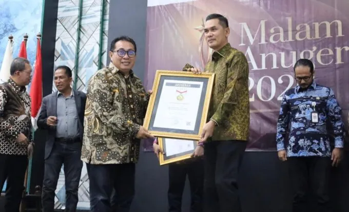 SMSI Anugerahi Sekda Aceh M Nasir sebagai Tokoh Inspiratif Nasional 2026