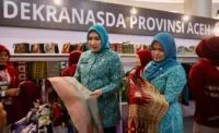 Kak Na Tinjau Stand Aceh di HUT Dekranas ke-46