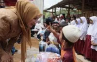 Kak Na Berbagi Seragam di Sekolah Darurat Pantan Nangka
