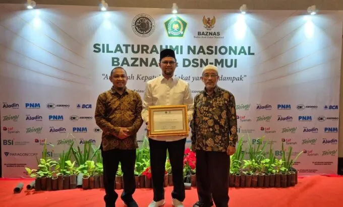 Ketua DPS Bank Aceh Syariah Raih Anugerah Kepatuhan Zakat