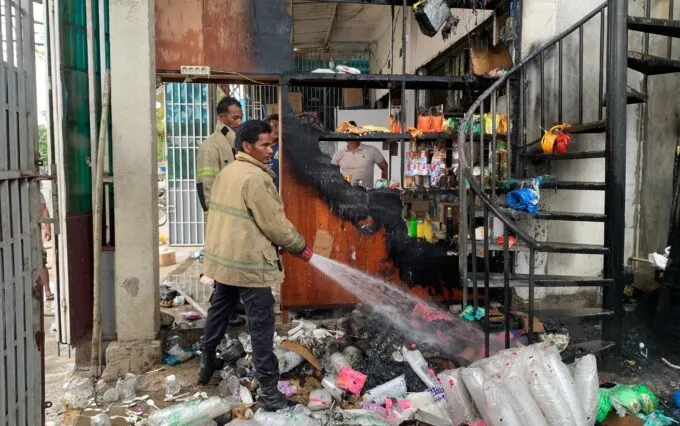Toko Plastik di Aceh Besar Ludes Terbakar, Petugas Cegah Kebakaran Meluas
