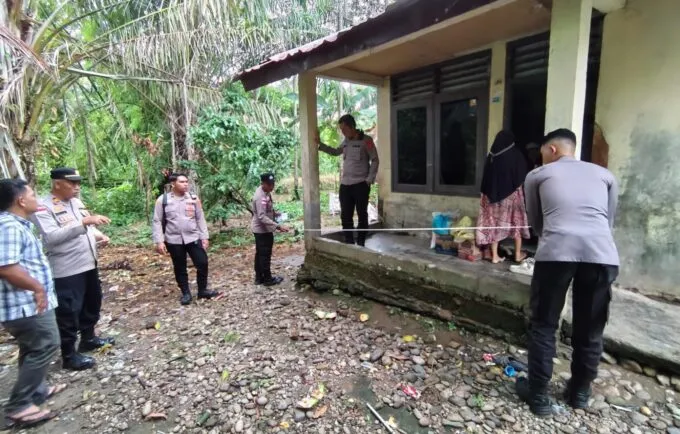 Kapolres Aceh Selatan Rehab Rumah Janda Eks Kombatan GAM dan Bantu Modal UMKM