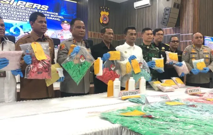 Polda Aceh Bongkar Jaringan Narkoba Internasional, Sita 50 Ribu Ekstasi dan Ribuan Vape Etomidate dari Oknum Keuchik
