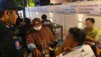 Pria Berpakaian Wanita Diamankan Satpol PP-WH Banda Aceh dari Warkop