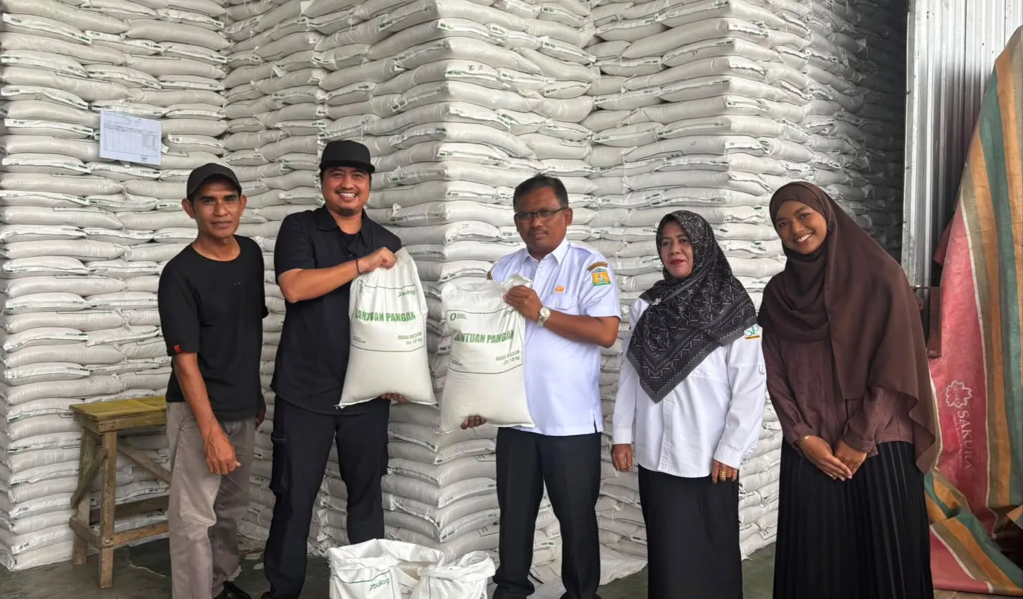 Bulog Salurkan 1,8 Juta Kg Beras Bantuan untuk 60 Ribu Keluarga di Aceh Besar
