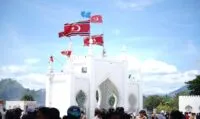 Peringatan Hari Damai Aceh ke-21 Ricuh, Masyarakat Kibarkan Bendera Bintang Bulan di Mesjid Raya
