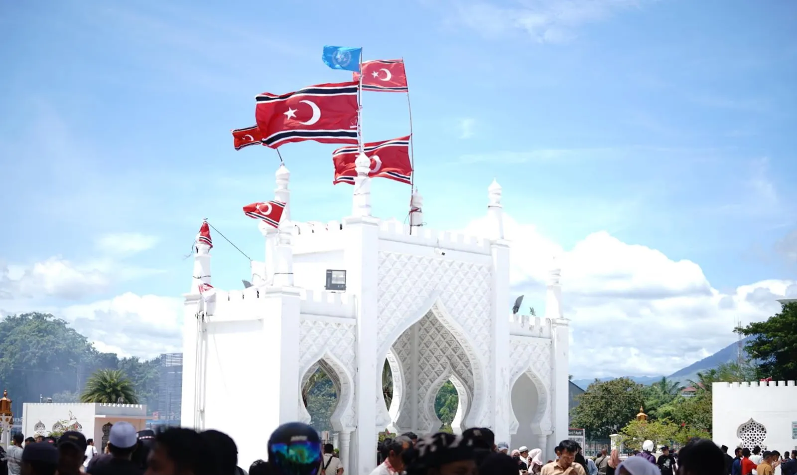 Peringatan Hari Damai Aceh ke-21 Ricuh, Masyarakat Kibarkan Bendera Bintang Bulan di Mesjid Raya