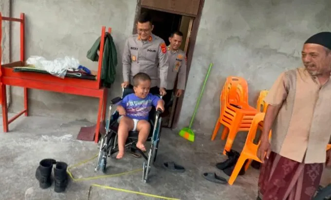 Kursi Roda Baru Ikram dari Kapolres Aceh Selatan, Berkah HUT RI ke-81