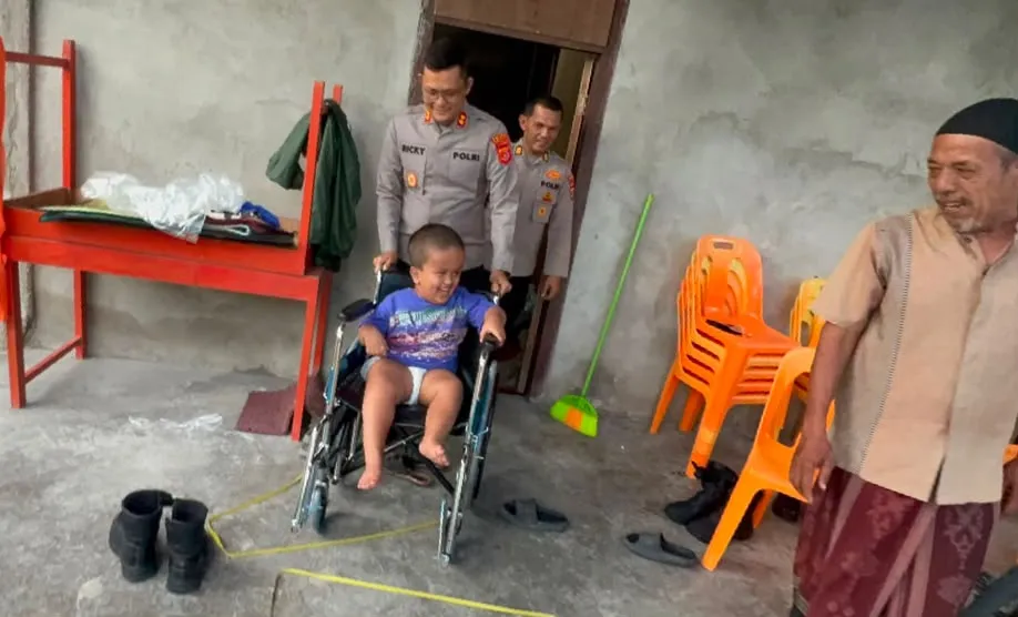 Kursi Roda Baru Ikram dari Kapolres Aceh Selatan, Berkah HUT RI ke-81