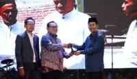 Wagub Dek Fadh Terima Penghargaan Tokoh Penguat Ekonomi Syariah Aceh