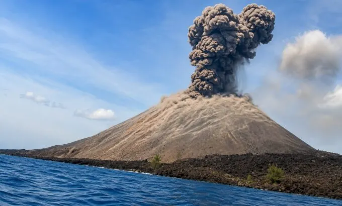Alami Erupsi, Abu Anak Krakatau Menyebar hingga Jakarta