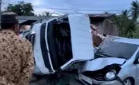 Diduga Mengantuk, Truk Tabrak Tiga Kendaraan hingga Terguling di Bireuen