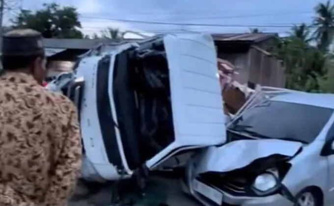 Diduga Mengantuk, Truk Tabrak Tiga Kendaraan hingga Terguling di Bireuen
