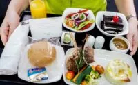 Mengapa Makanan di Pesawat Terasa Hambar? Berikut Alasannya