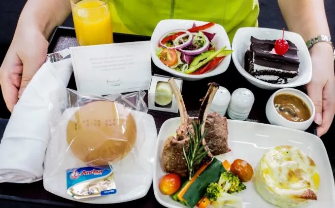 Mengapa Makanan di Pesawat Terasa Hambar? Berikut Alasannya