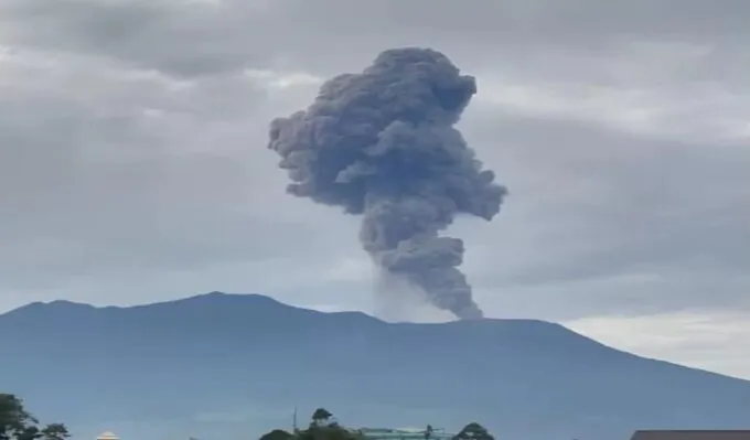 Gunung Marapi Erupsi, Hujan Abu Guyur Bukittinggi dan Agam