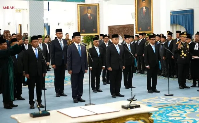 Kembali Reshuffle Kabinet, Prabowo Lantik 16 Pejabat di Istana