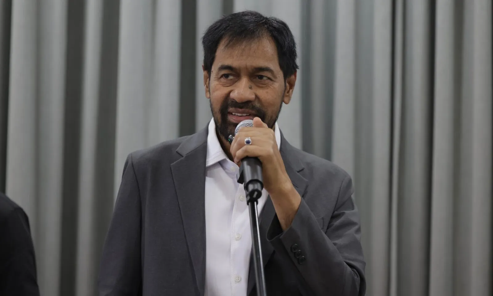 Mualem Imbau Warga Waspada Kabut Asap Karhutla