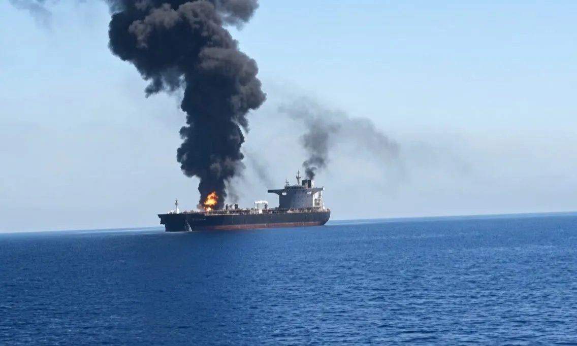 Iran Klaim Empat Kapal Tanker Terbakar Usai Hantam Ranjau di Selat Hormuz